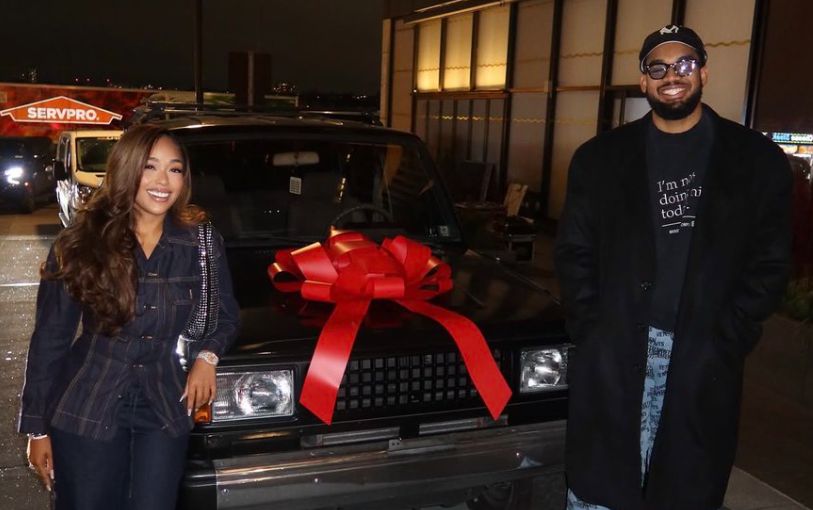 La petite amie de Towns a trouvé la vieille voiture que sa mère conduisait il y a 30 ans comme cadeau du 30e anniversaire de Towns