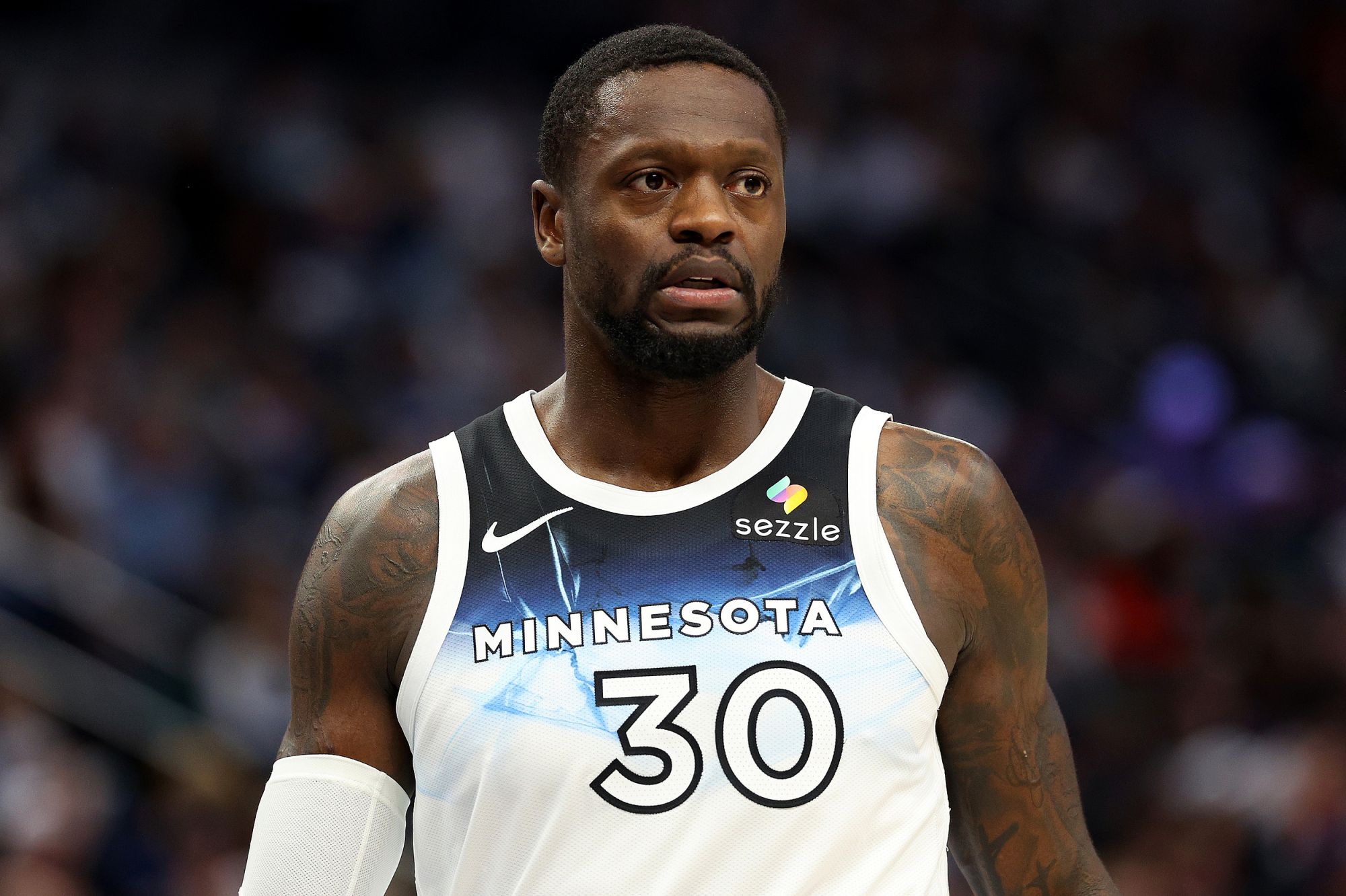 Edwards a fait 1 sur 8 dans la mi-temps, et Reed et Randle se sont combinés pour marquer 33 points pour mener l'équipe.