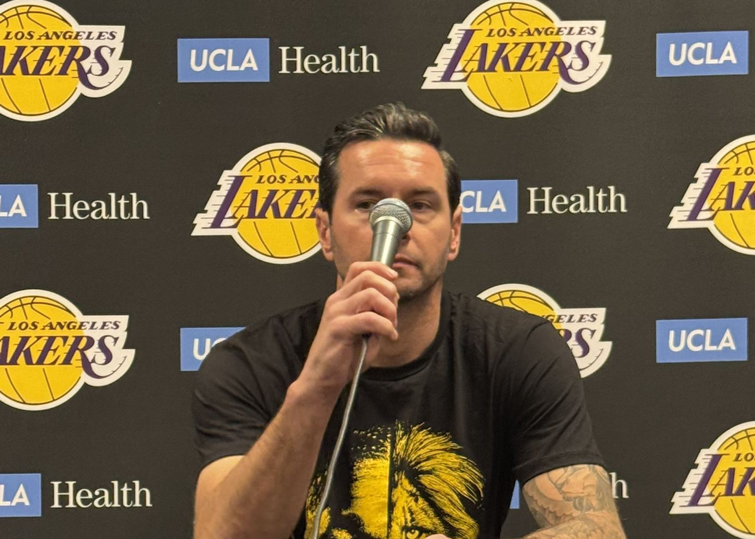 Redick explique qu'il porte un t-shirt personnalisé Ayton : nous nous attendons à ce qu'il joue le rôle d'un Lion
