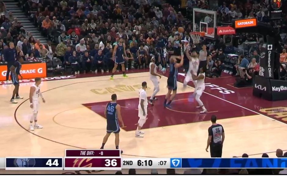 Trois Cavaliers ont marqué à deux chiffres à la mi-temps, Allen a marqué 10 points, 5 rebonds et a toujours suivi le mouvement avec 7 points