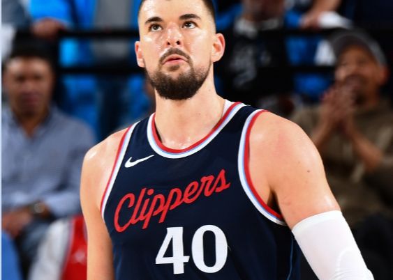 Deux assistants autour de Harden ! Zubac et Bogda combinés pour 48 points, 14 rebonds et 5 passes décisives