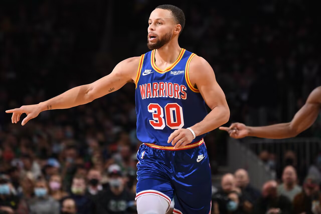 Grosse explosion ! Curry a marqué 17 points sur 4 tirs à trois points sur 8 au troisième quart.