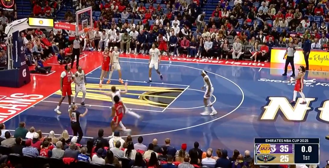 Le panier à trois points de Murphy au buzzer a expiré et il a marqué 13 points au premier quart.